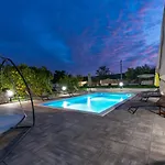 Holiday House Marina With Pool