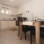 2 Bedroom Cozy Home In Dingac-Potocine