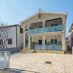 Apartment Wenig