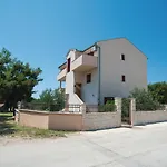 3 Bedroom Beautiful Apartment In Biograd