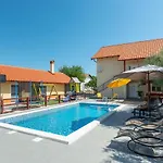 Holiday House Vesna With Pool