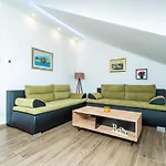 Veliki Dvoetazni Apartman S Parkingom