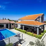 Villa Enna With Heated Pool, Zadar