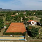 Country House Oasis With Private Tennis Court