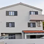 Villa Pinia With Pool, Zadar