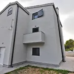 Villa Pinia With Pool, Zadar