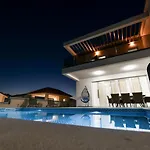 Crowonder Villa Sunrise With Swimming Pool And Seaview