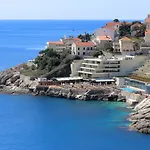 Blue Cliff Apartment