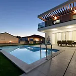 Crowonder Villa Sunrise With Swimming Pool And Seaview