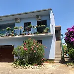 Apartment In Villa, Private Pool, Big Garden, Close To Sea And Old Zadar Town