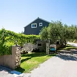 Apartment Zuljana 10233A