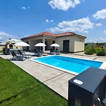 Villa Mattina, With Heated Pool And Jacuzzi