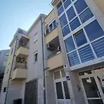 Four4 Apartment