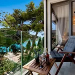 Lovely 1 Bedroom Apt Near Beach With Private Parking