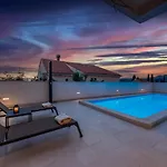 Deluxe Apartment Unique-With Private Heated Pool