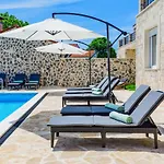 Luxury Stone Villa With Pool - Brisevo