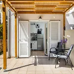Tessa Apartment With Terrace, Free Wi-Fi/Parking