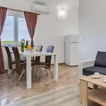 Apartment Miruna S Bazenom