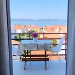 Apartment With Beutiful View-Marijana