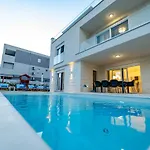 Beautiful Villa Leona Vir