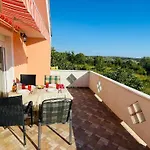 Lovely Apartment With Garden - Zadar Crno