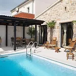 Blacksmith'S House - Rental House With Heated Pool