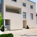 Family Friendly Apartments With A Swimming Pool Vir - 21760