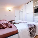 Luxurious Apartment In Zadar With Garden
