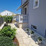 Cosy Villa Near The Beach
