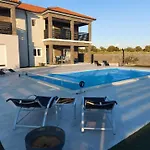 Villa Ela With Heated Pool