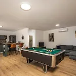 Amazing Villa Deep Green