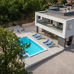 Amazing Villa Deep Green