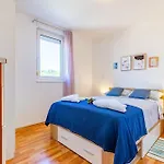 Four4 Apartment