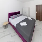Gorgeous Apartment In Petrcane With Kitchen