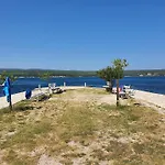 Wonderful Vacation Home On The Lake Front