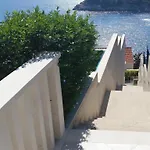 Helle Wohnung Mit Moderner Einrichtung In Angenehmen Farben Mit Balkon Und Meerblick