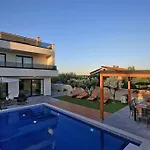 Villa Lela - Heated Pool, Sauna, Bbq, Activites