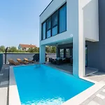 Villa Valy With Heated Pool