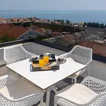 Tomas Deluxe