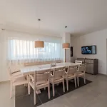 Modern And Spacious Home With Swimming Pool