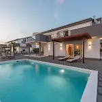 Modern And Spacious Home With Swimming Pool