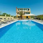 Crowonder Sun&Fun Holiday House With Large Swimming Pool, Playroom And Garden