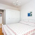 Leo Apartment