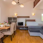 4 Bedroom Amazing Home In Polaca