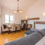 4 Bedroom Amazing Home In Polaca