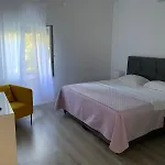 Apartment 877-3
