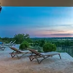 Villa T, Spacious With Heated Pool, Hot Tub & Sauna