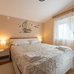Gorgeous Apartment In Vir With Kitchen
