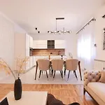 Oscar & Leo Apartments