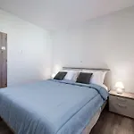 Villa California Apartments
